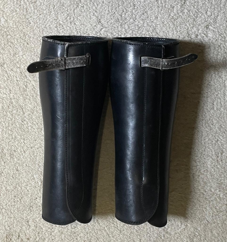 Twee antieke zwart lederen beenkappen. , Verzenden, Overige soorten, Overige gebieden, Kleding of Schoenen