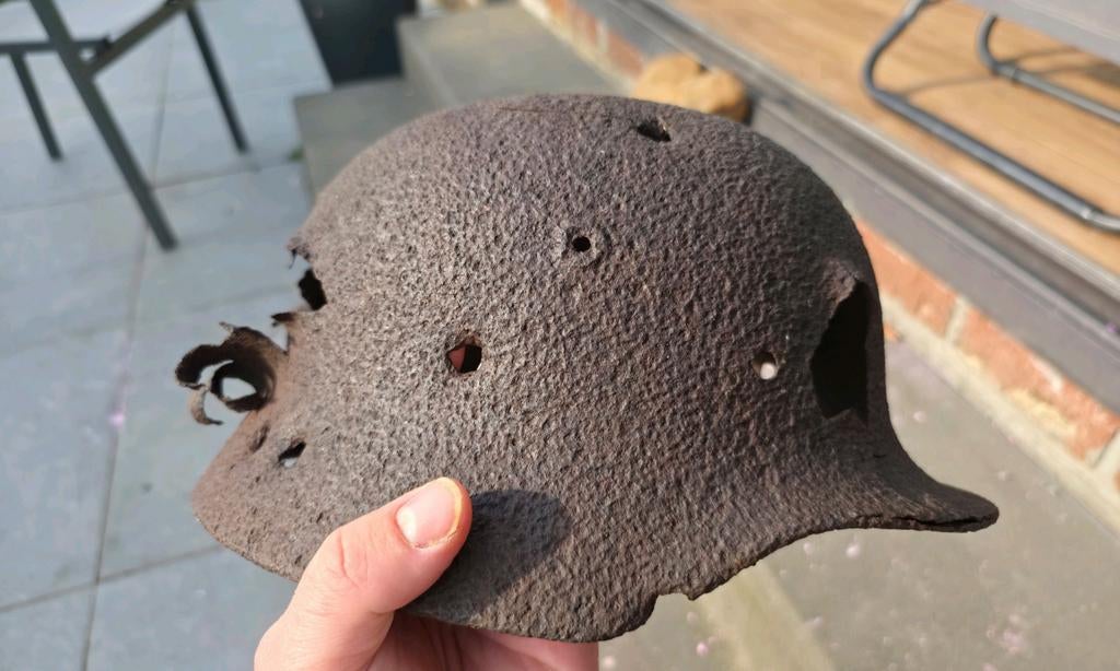 Duitse Helm WW2 Militaria Battle Damage, Verzamelen, Ophalen of Verzenden