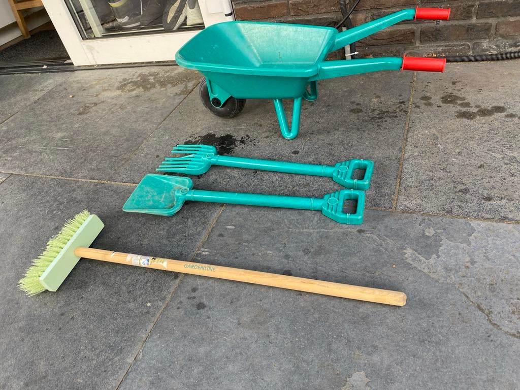 Speelset tuin: kruiwagen, schep, riek en bezem, Ophalen of Verzenden, Gebruikt, Jongen of Meisje