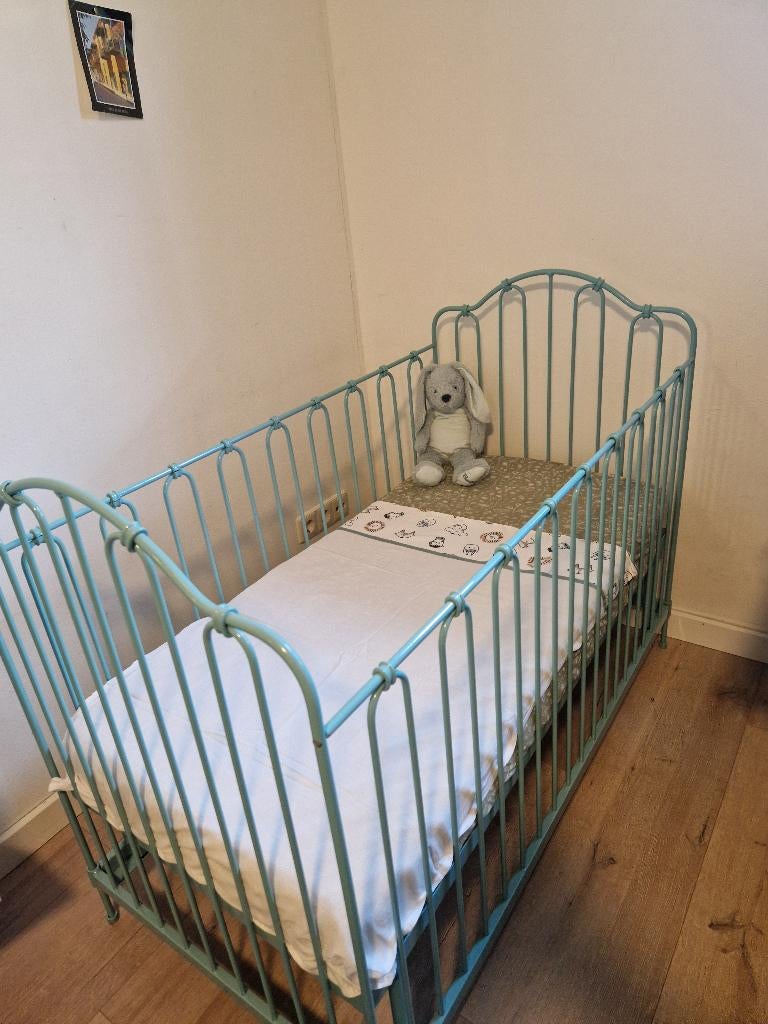 Brocante ledikant Cantilly turquoise, Kinderen en Baby's, Babywiegjes en Ledikanten, Ophalen, Zo goed als nieuw, Ledikant