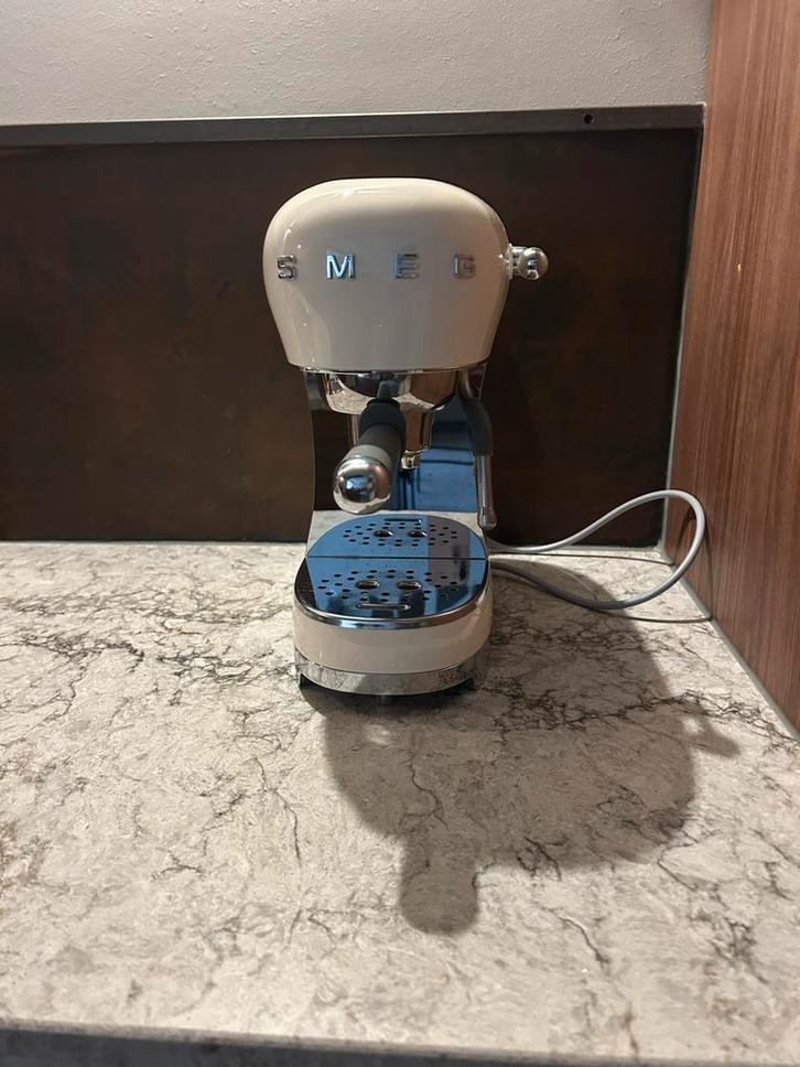 SMEG Espressomachine - Crème - Zo goed als nieuw, Witgoed en Apparatuur, Koffiezetapparaten, Zo goed als nieuw, Gemalen koffie