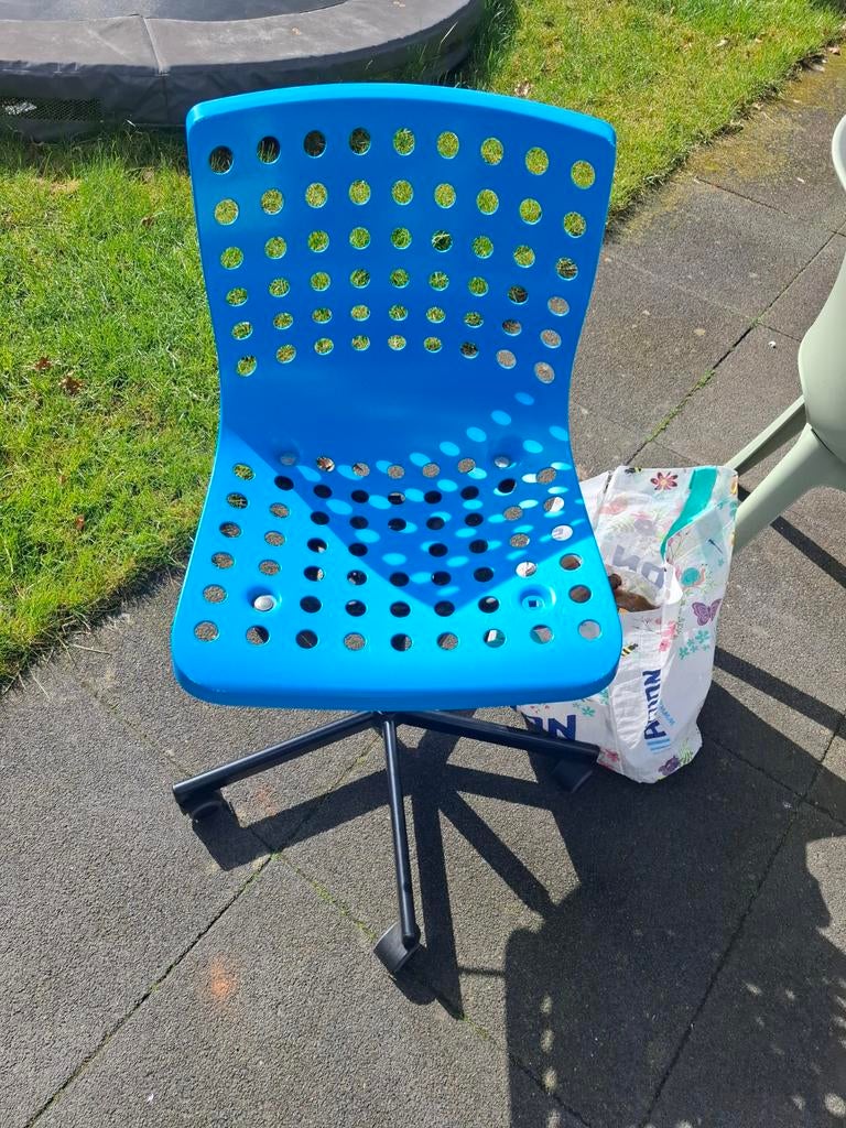 Blauwe bureaustoel, Ophalen