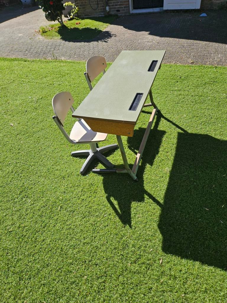 Oud dubbel schoolbankje met 2 stoeltjes, Kinderen en Baby's, Kinderkamer | Tafels en Stoelen, Ophalen of Verzenden, Gebruikt, Tafel(s) en Stoel(en)