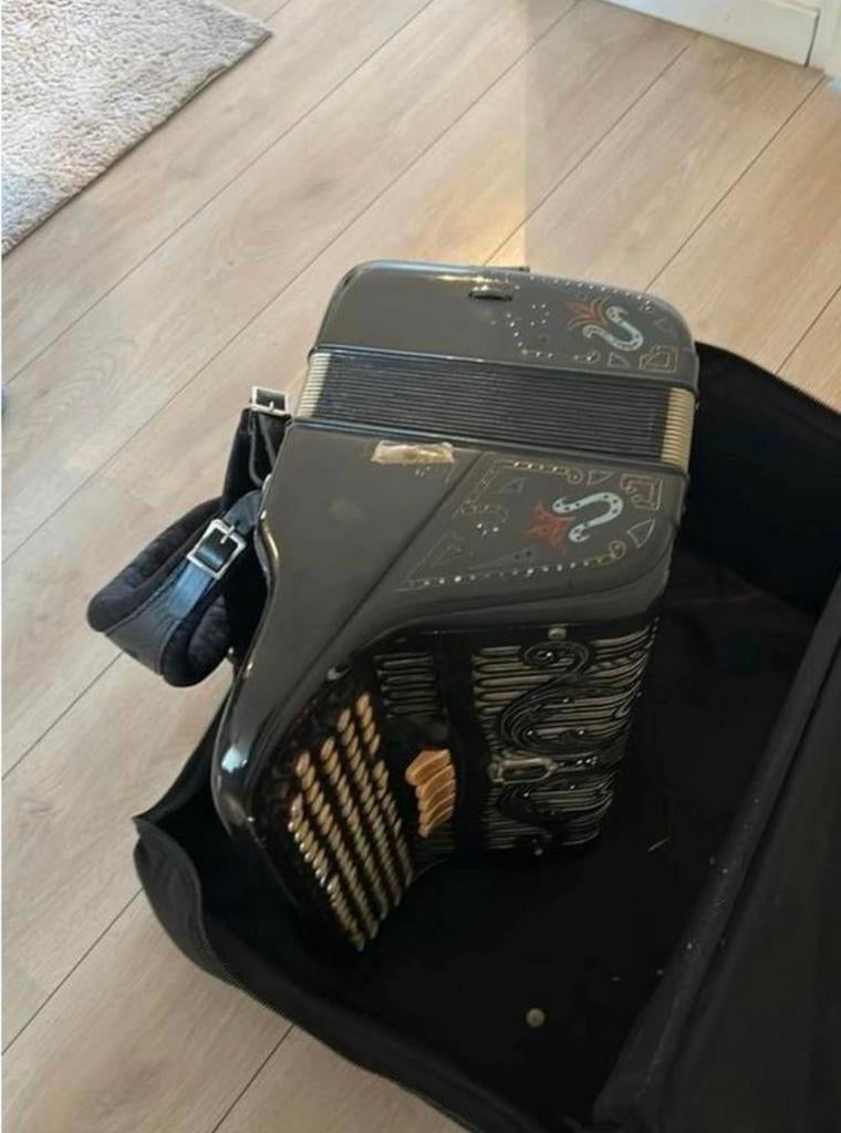 Scandalli Accordeon in goede staat met riemen en tas, Muziek en Instrumenten, Accordeons, Ophalen, Zo goed als nieuw, Scandalli