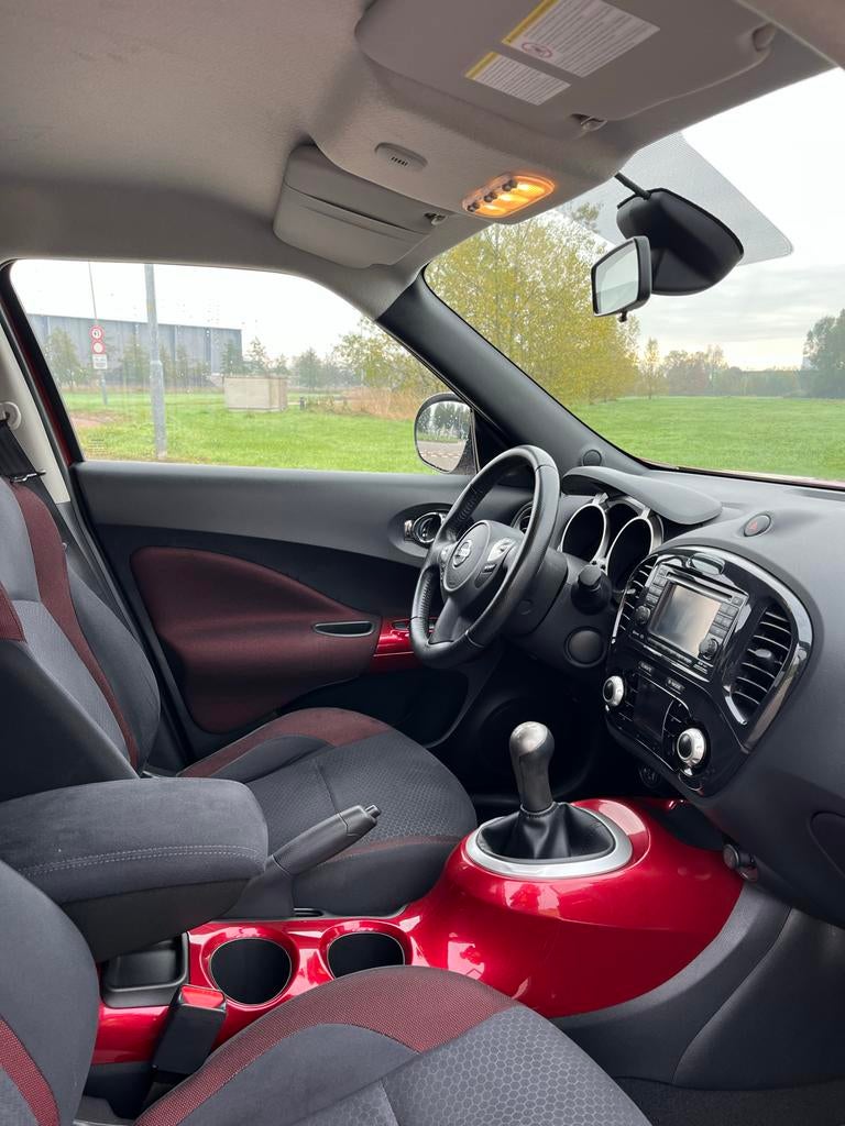Nissan Juke 1.6 86KW Eco-pure Drive 2013 Rood, Auto's, Nissan, Parkeersensor, Stof, 1250 kg, Zwart