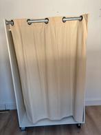 Witte kledingkast met gordijn en wieltjes, Ophalen, Met plank(en), Gebruikt, 100 tot 150 cm