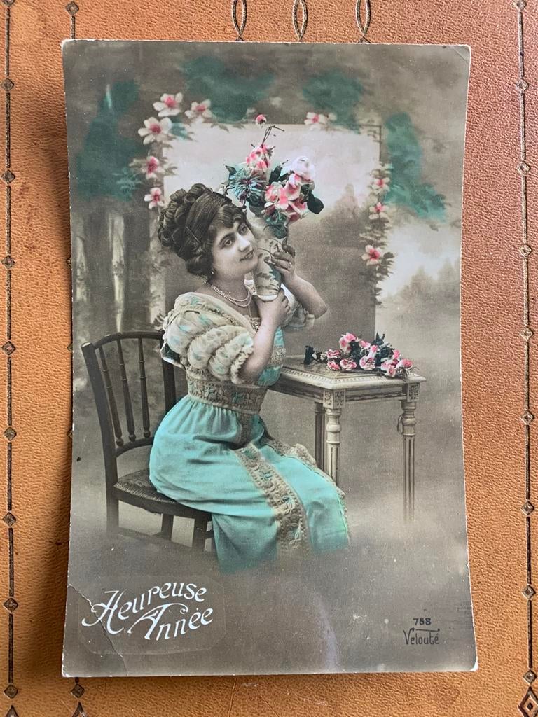 Heureuse Année - dame met bloemenvaas, Verzamelen, Ansichtkaarten | Themakaarten, Ophalen of Verzenden, Voor 1920, Gelopen, Feest(dag)