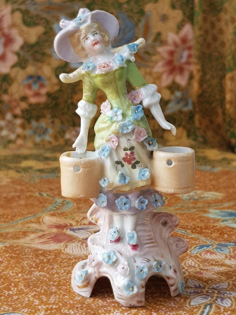 Mooi antiek beeldje uit Engeland van een vrouw 11,3 cm. 1900, Antiek en Kunst, Antiek | Porselein, Ophalen of Verzenden