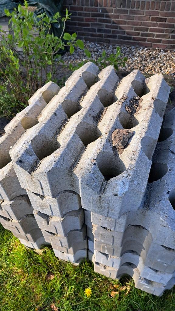 Gezocht grasstenen, Tuin en Terras, Ophalen, Zo goed als nieuw, Beton, Klinkers