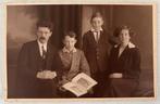 Oude foto gezin (ca. 1927) (fotograaf Duiker Leeuwarden), Verzamelen, Ophalen of Verzenden, Voor 1940, Gebruikt, Foto