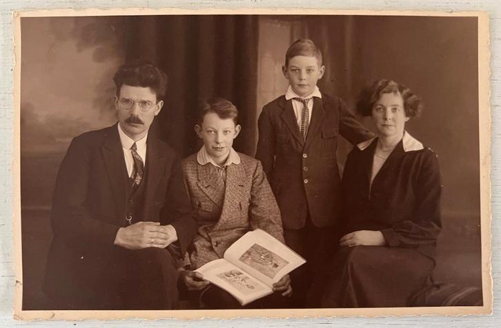 Oude foto gezin (ca. 1927) (fotograaf Duiker Leeuwarden), Verzamelen, Foto's en Prenten, Gebruikt, Foto, Voor 1940, Ophalen of Verzenden