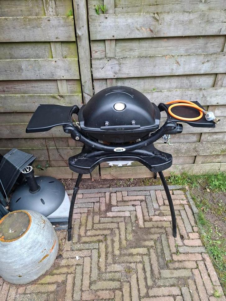 Weber BBQ met standaard, Tuin en Terras, Houtskoolbarbecues, Gebruikt, Met accessoires, Ophalen of Verzenden