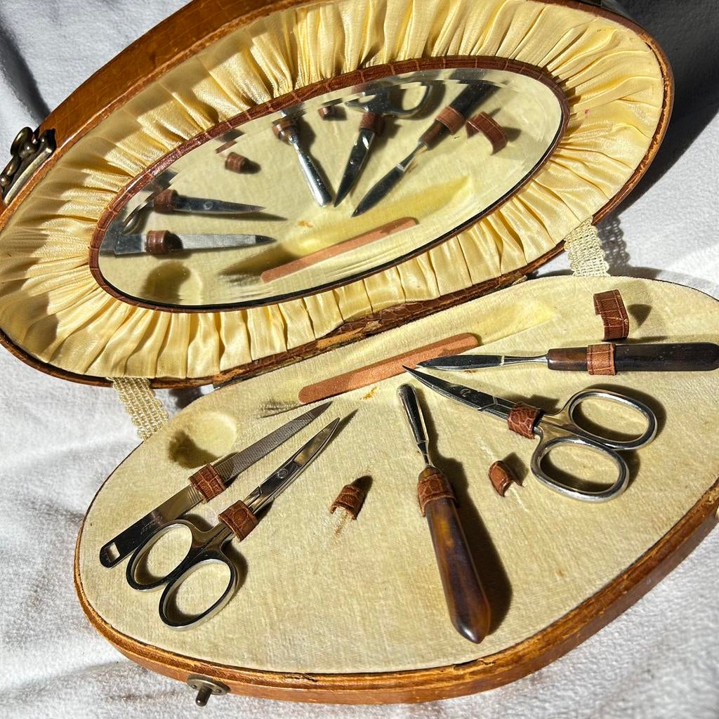 Lederen nageletui Monogram Spiegel met mooie sluiting, bruin, Ophalen of Verzenden