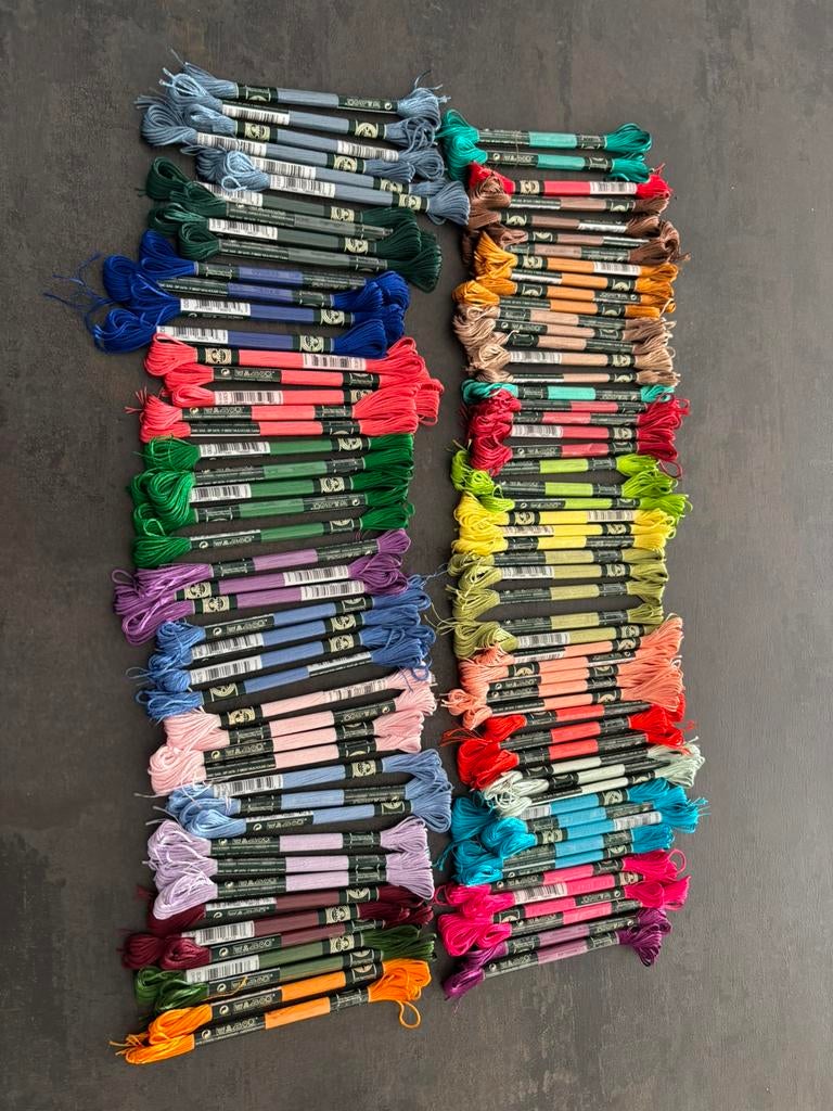 Ruim 90 nieuwe strengen DMC Satin, Hobby en Vrije tijd, Borduren en Borduurmachines, Ophalen of Verzenden, Zo goed als nieuw, Borduurgaren of Zijde