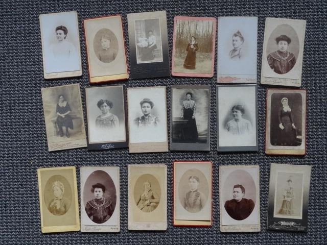 18 oude portretfoto's, vrouwen, kleding, sieraden, kapsels, Verzenden