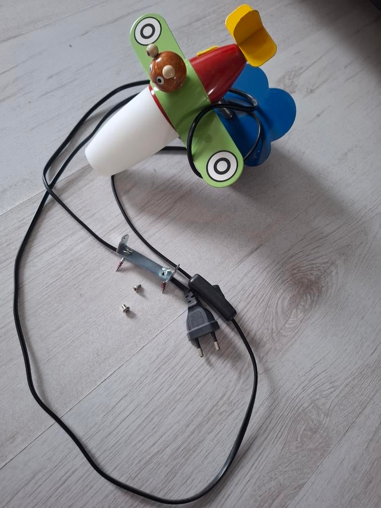 Vliegtuig wandlampje, Ophalen