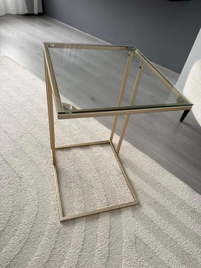 Gouden bijzettafel met glazen blad, Minder dan 55 cm, Metaal of Aluminium, Zo goed als nieuw, Rechthoekig