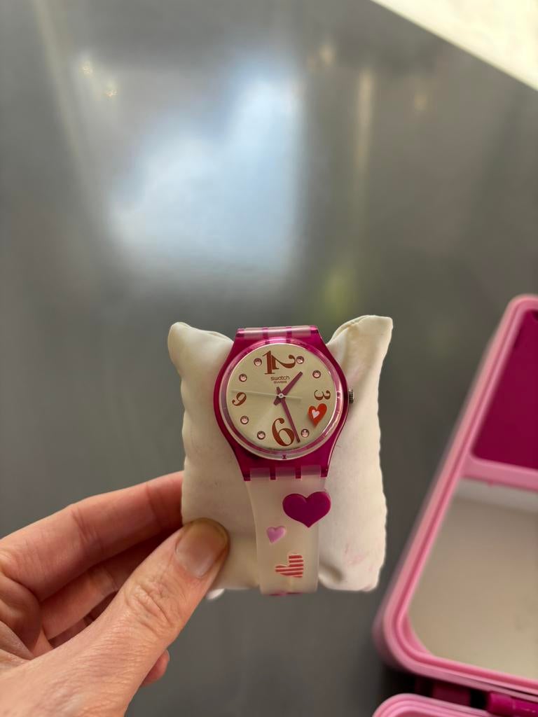 Nieuwe Swatch met koffer horloge, Sieraden, Tassen en Uiterlijk, Horloges | Kinderen, Nieuw, Meisje, Roze, Ophalen of Verzenden