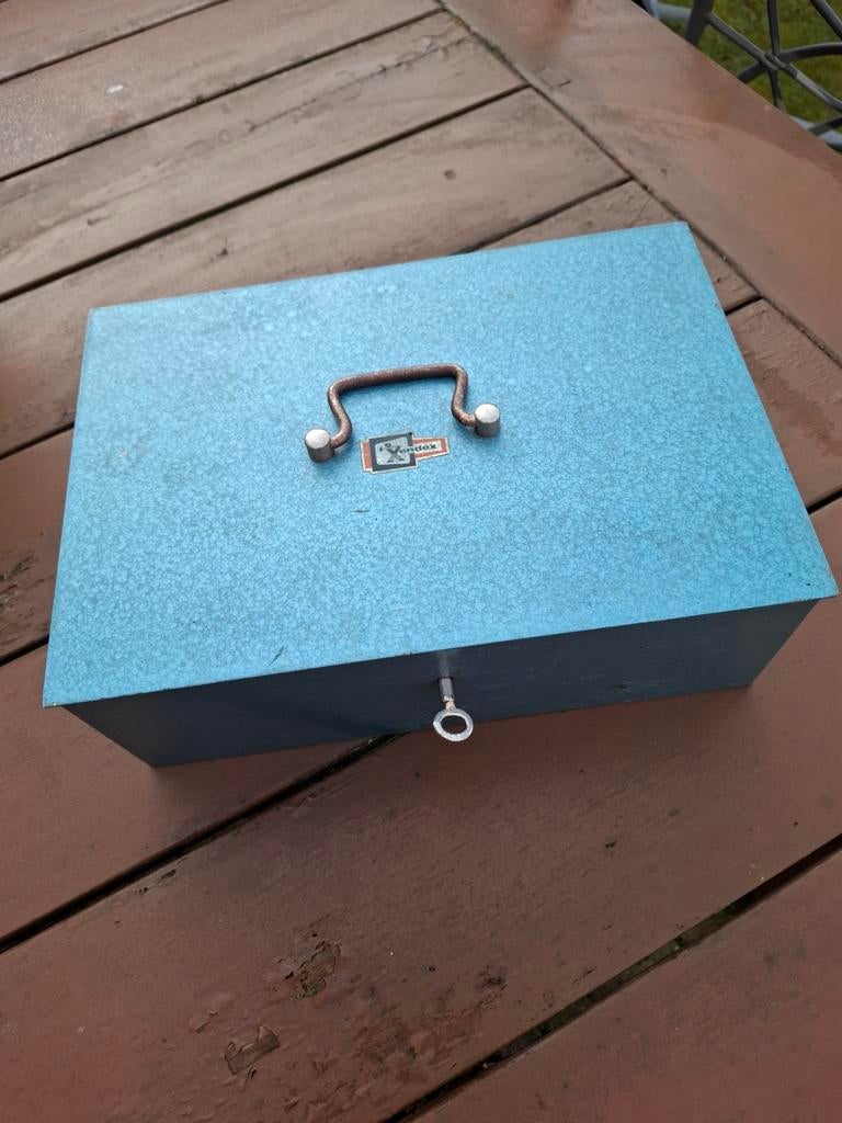 Blauwe metalen kist met slot en handvat - Geldkist metaal, Minder dan 50 cm, 50 tot 100 cm, Ophalen of Verzenden, Metaal