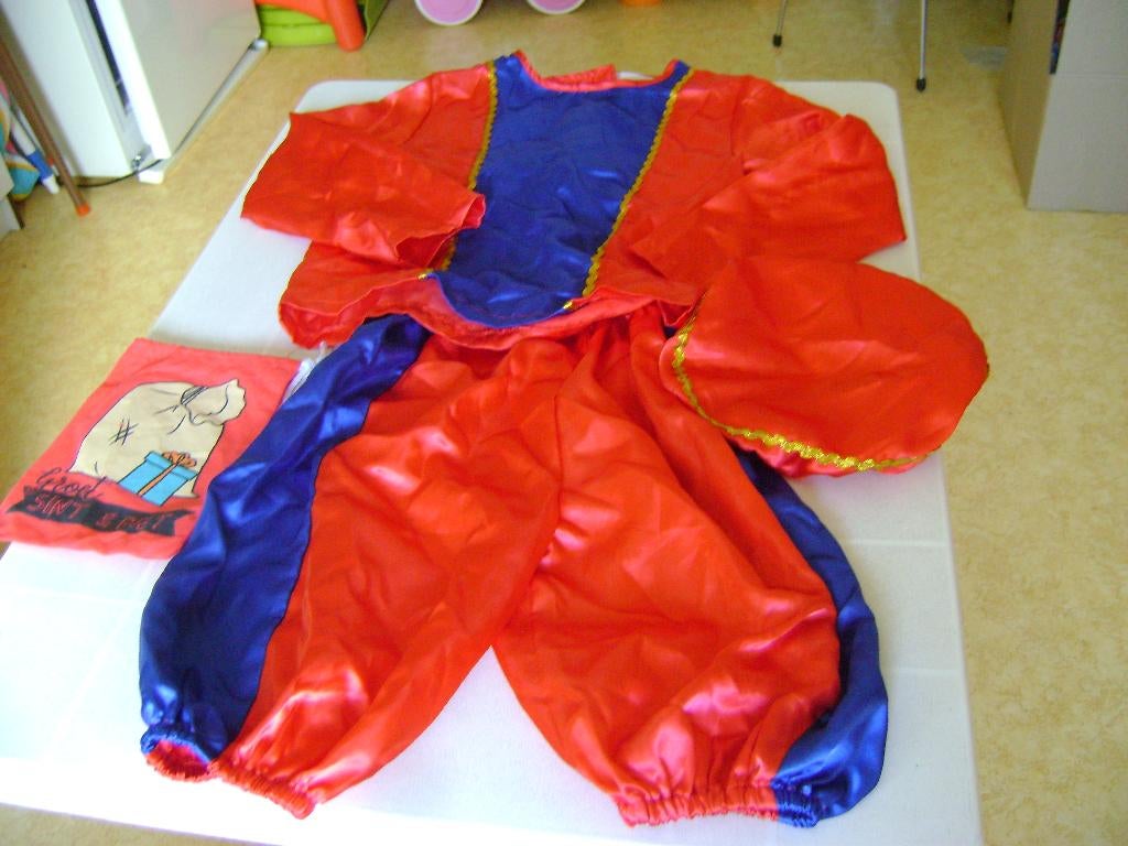 4del rood/blauw pietenpak 3/4jrjasje broek muts en snoepzak, Ophalen of Verzenden, Zo goed als nieuw