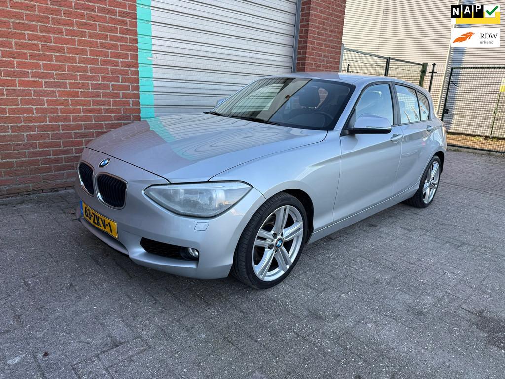 BMW 1-serie 118i Upgrade Edition automaat NAV.+ Airco Bj:201, Auto's, Euro 5, Achterwielaandrijving, Gebruikt, 4 cilinders