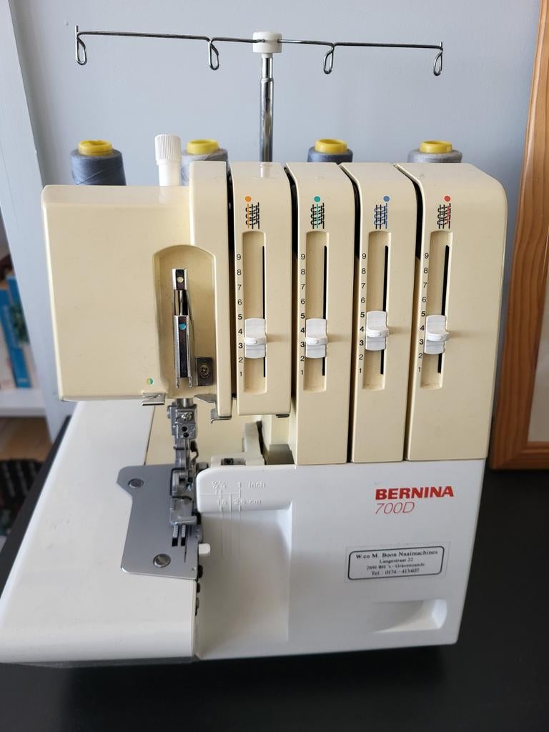 BERNINA 700D Lockmachine, Hobby en Vrije tijd, Naaimachines en Toebehoren, Ophalen of Verzenden, Zo goed als nieuw, Lockmachine