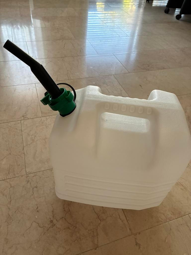 Nieuwe 20 liter jerrycan met schenktuit, Ophalen, Zo goed als nieuw