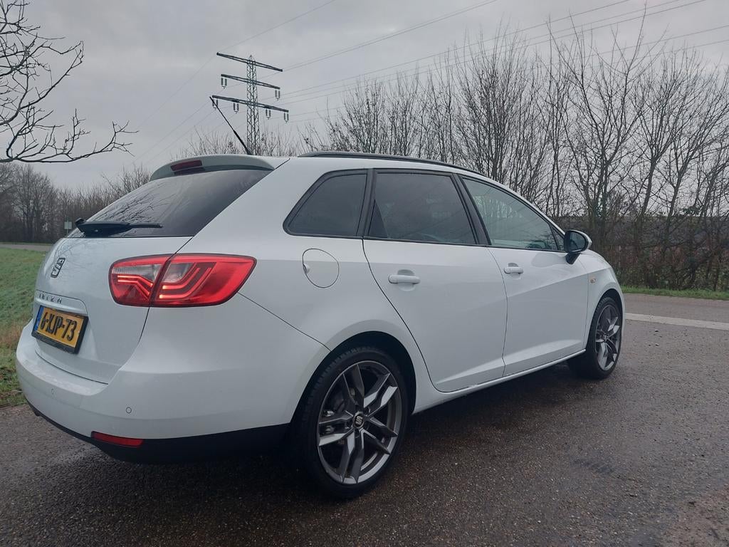 Seat Ibiza 1.2 63KW ST 2014 Wit, Auto's, Voorwielaandrijving, 40 €/maand, Zwart, 4 cilinders