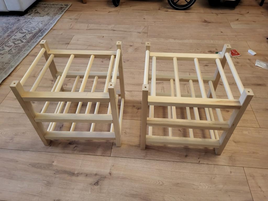 Twee houten wijnrekken, Ophalen