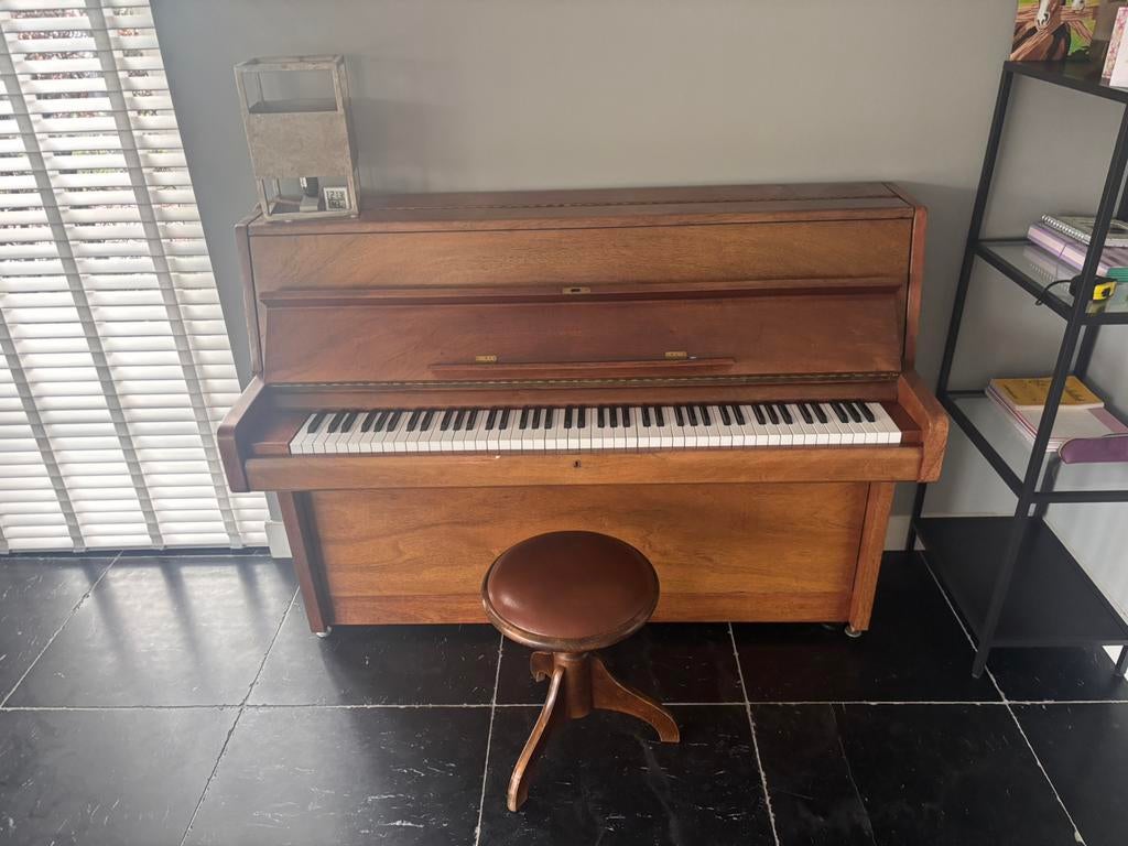 Piano inclusief kruk, Muziek en Instrumenten, Piano's, Ophalen, Gebruikt, Bruin