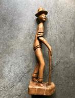 Handgesneden houten beeld van man met hoed en wandelstok., Ophalen of Verzenden