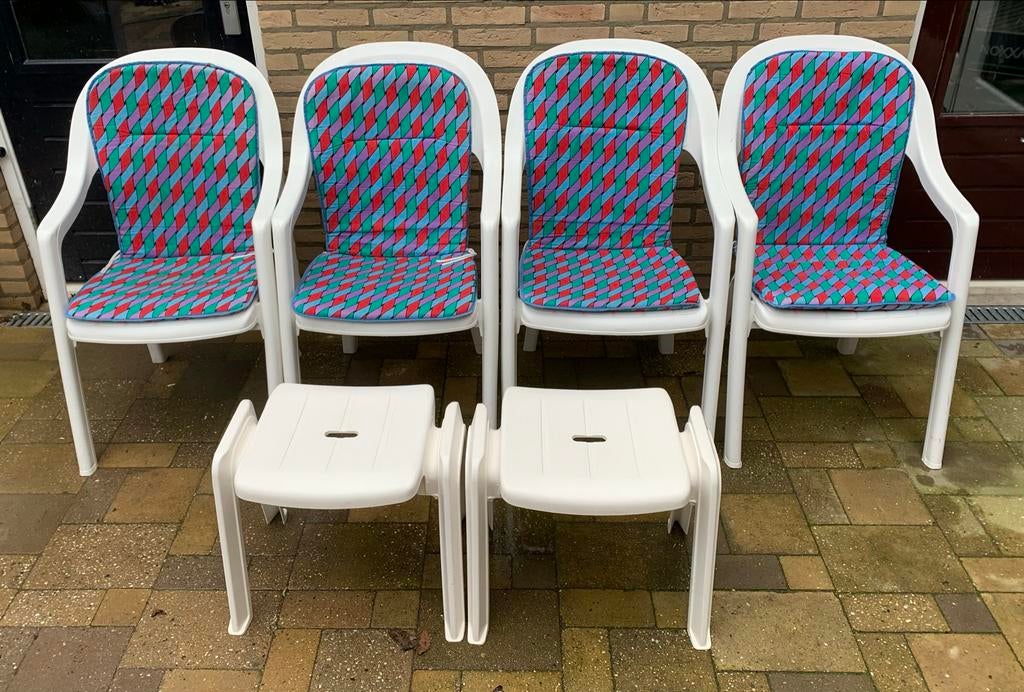 Tuinset: 4 witte stapelbare stoelen met kussens en 2 krukjes, Tuin en Terras, Tuinstoelen, Ophalen, Gebruikt, Kunststof, Stapelbaar