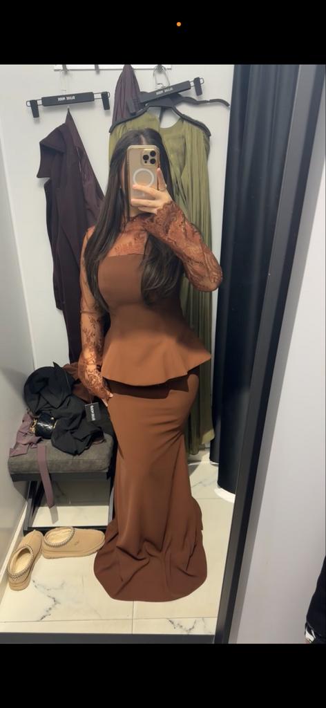 Elegante bruine galajurk met kanten mouwen, Maat 38/40 (M), Galajurk, Bruin, Ophalen of Verzenden