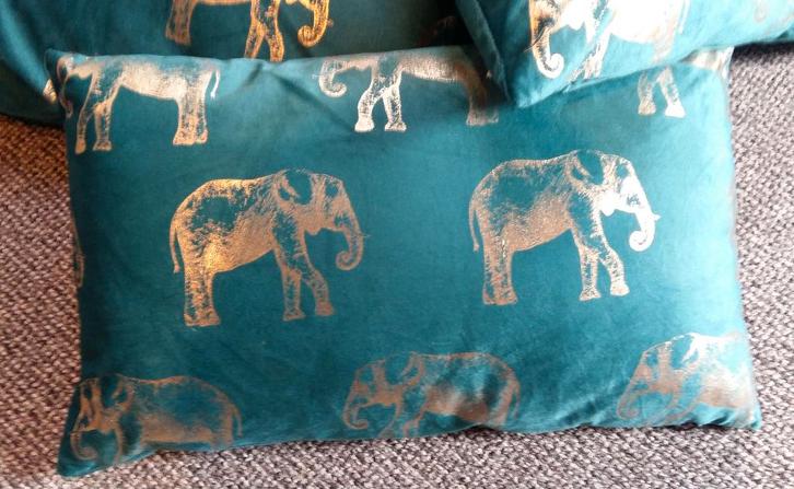 1 mooi nieuw groen/blauw sierkussen met olifanten, Huis en Inrichting, Woonaccessoires | Kussens, Nieuw, Overige kleuren, Rechthoekig