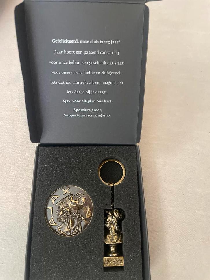 Ajax 125 jaar jubileum sleutelhanger en munt, Verzamelen, Sleutelhangers, Nieuw, Sport, Ophalen of Verzenden