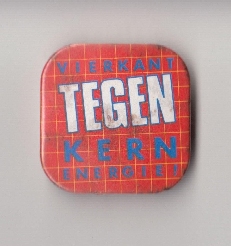 Protest button Vierkant tegen Kernenergie, Gebruikt, Niet vindbaar, Niet vindbaar, Speldje of Pin