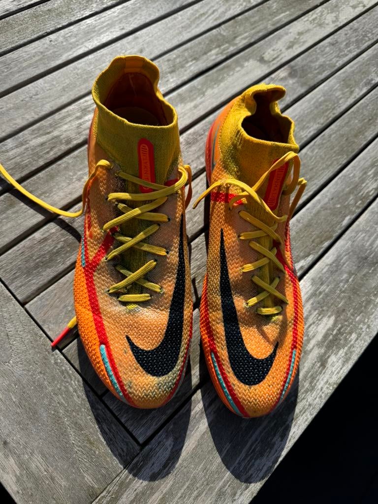 Nike voetbal schoenen maat 9, Sport en Fitness, Voetbal, Ophalen, Zo goed als nieuw, Schoenen