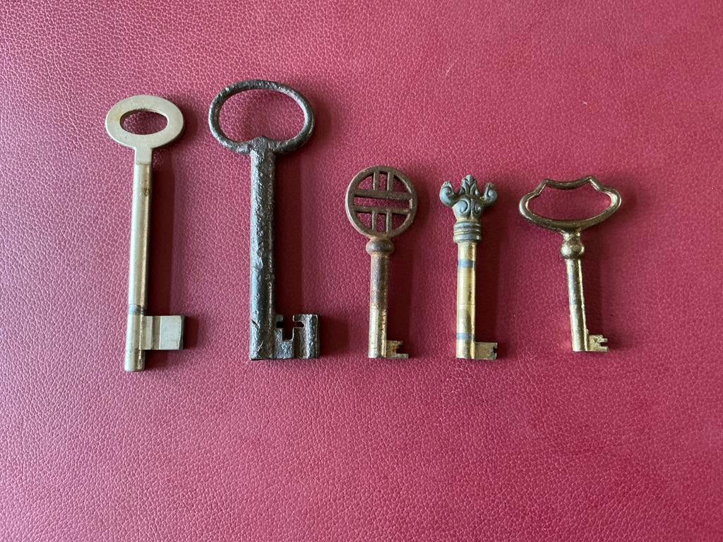 5 oude sleutels - o.a. loper, Antiek en Kunst, Ophalen of Verzenden