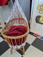 Rotan poppenwieg met hemeltje, matrasje en dekbed, Kinderen en Baby's, Speelgoed | Poppen, Ophalen of Verzenden, Gebruikt, Babypop