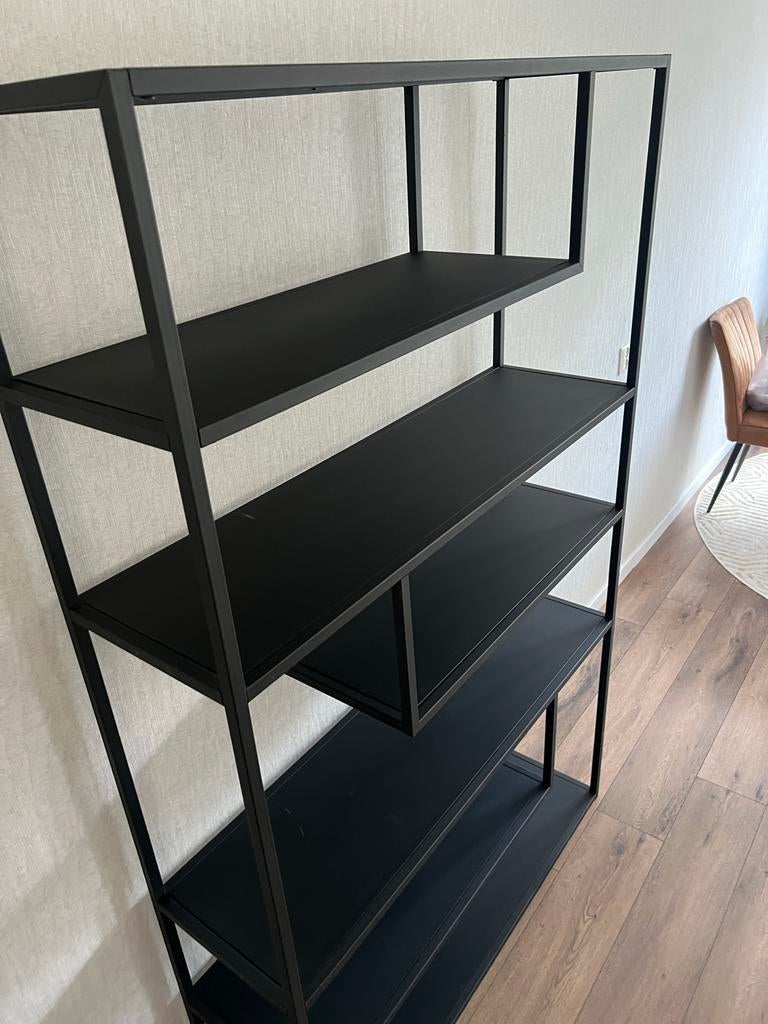 Metalen zwarte open kast, Huis en Inrichting, Kasten | Boekenkasten, Ophalen, Met plank(en), Gebruikt, 50 tot 100 cm