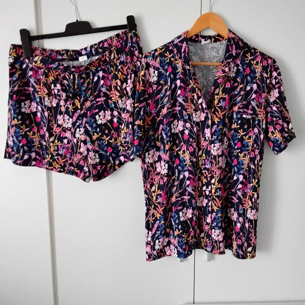 2 delig dames pyjama setje maat 44 /46 meerkleurig., Kleding | Dames, Pyjama's, Ophalen of Verzenden, Zo goed als nieuw, Maat 42/44 (L)