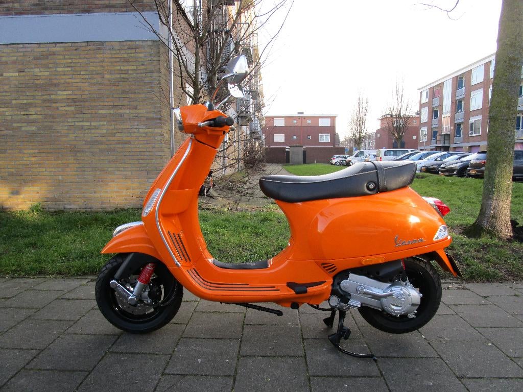 Piaggio Vespa sport, Fietsen en Brommers, Scooters | Vespa, Ophalen, Maximaal 45 km/u, Zo goed als nieuw, Benzine