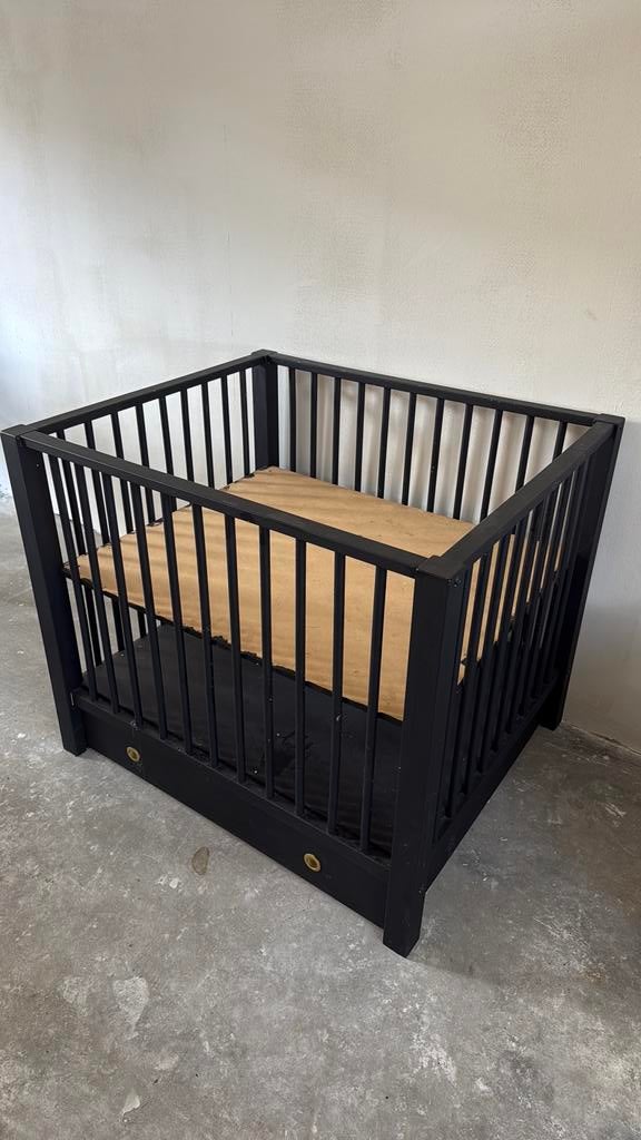 Zwart geverfde babybox van bopita met la, Kinderen en Baby's, Boxen, Ophalen, Gebruikt, Lade