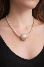 Elegante zilverkleurige ketting met matte bol hanger, Sieraden, Tassen en Uiterlijk, Ophalen of Verzenden, Zo goed als nieuw, Goud