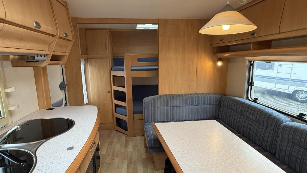 Hobby De luxe Easy 560 KMFE bj 2003 met voortent en luifel, Caravans en Kamperen, Caravans, Rondzit, Bedrijf, 5 tot 6 meter, Tot en met 6