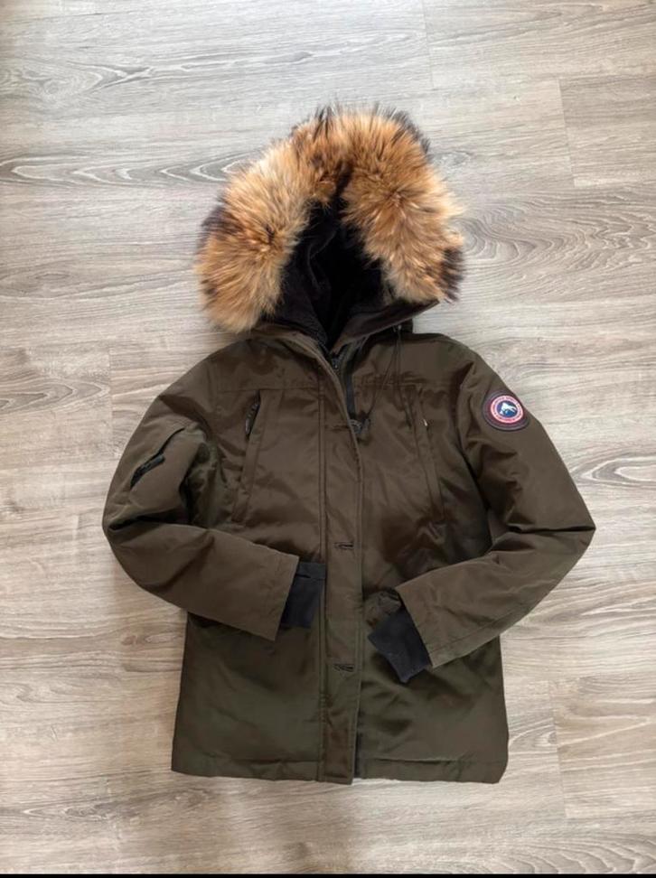 Helvetica winterjas, donkergroen met echte bondkraag maat S, Kinderen en Baby's, Kinderkleding | Maat 116, Zo goed als nieuw, Jongen