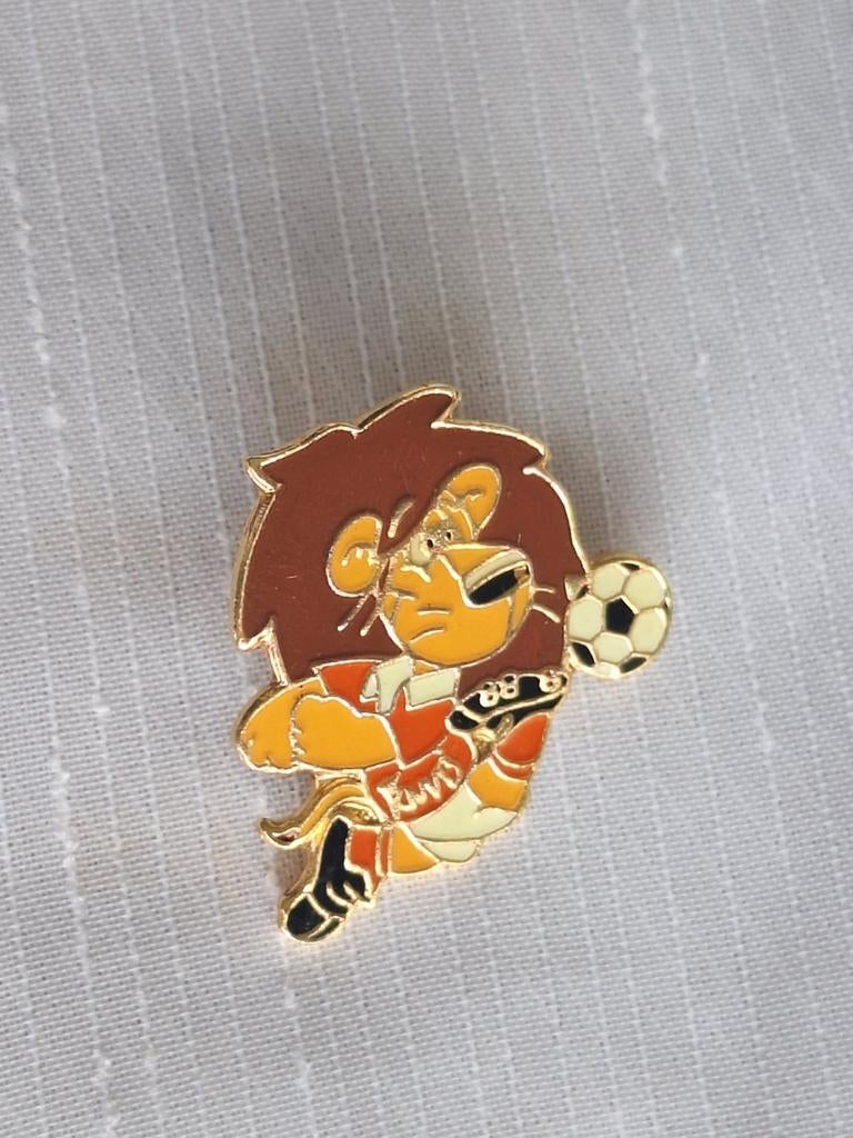 KNVB Loeki de Leeuw pin 1993 (#3), Verzamelen, Speldjes, Pins en Buttons, Ophalen of Verzenden, Zo goed als nieuw, Sport, Speldje of Pin