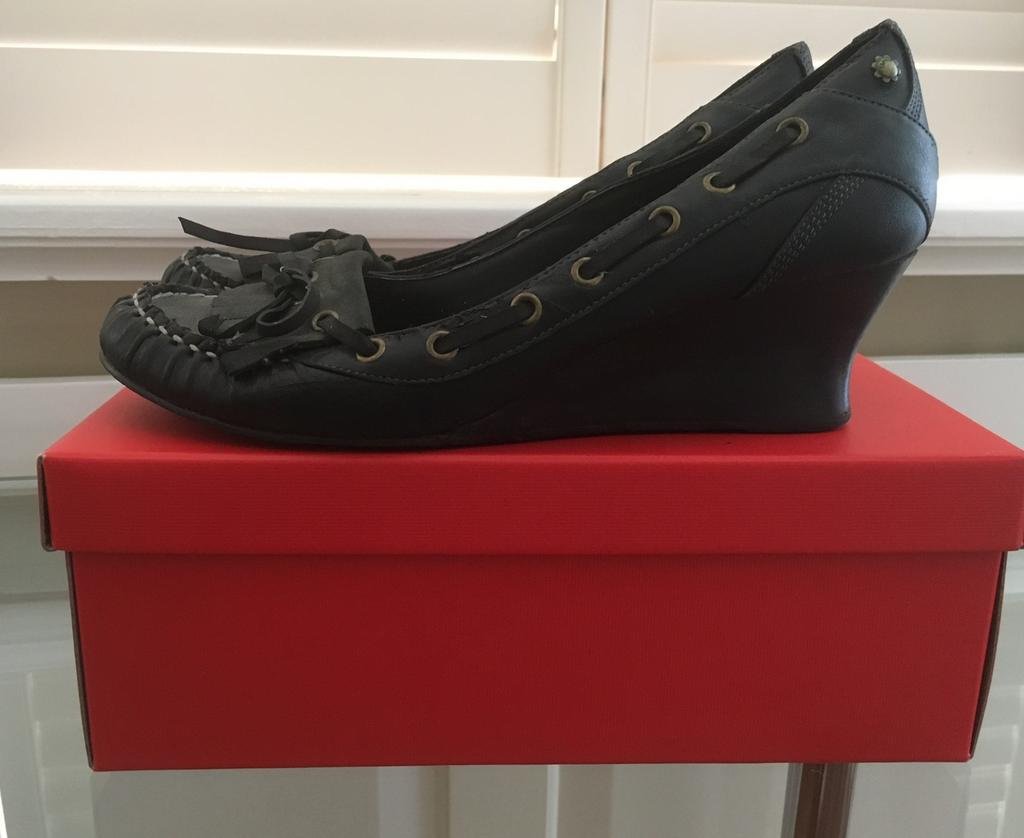 Esprit sleehak pumps lage hak maat 40 zwart, Zwart, Ophalen of Verzenden, Zo goed als nieuw, Schoenen met hoge hakken