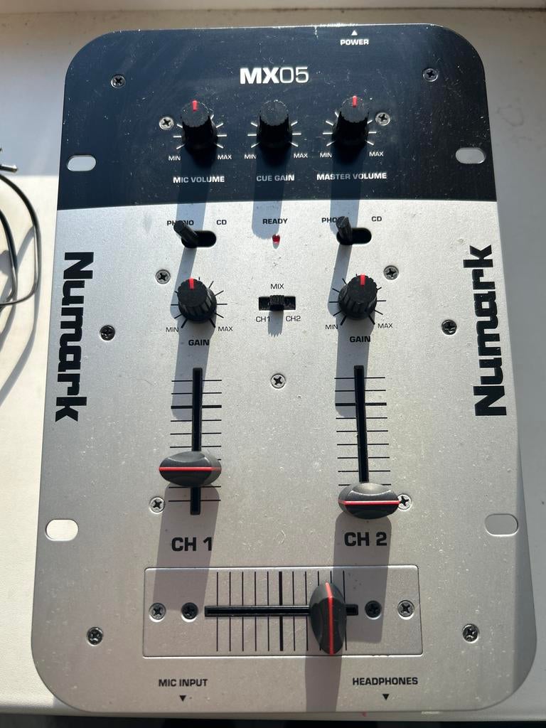 Numark MX05 DJ Mixer - Compacte 2-kanaals mixer, Muziek en Instrumenten, Mengpanelen, Ophalen of Verzenden, Gebruikt, Minder dan 5 kanalen