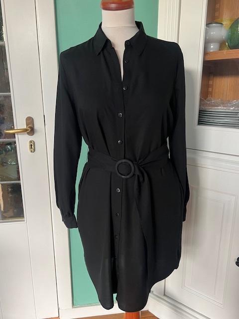 Zwarte blousejurk met ceintuur van Stradivarius maat M., Maat 38/40 (M), Zwart, Nieuw, Ophalen of Verzenden